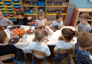 Dzieci przy Wigilijnym stole.